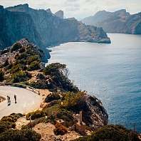 Radfahrerpaar auf der Straße in Cap de Formentor. Mallorca, Spanien Radfahrerpaar auf der Straße in Cap de Formentor. Mallorca, Spanien