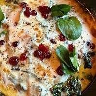Kutteln mit Fourme d’Ambert überbacken – Schmortomaten, Spinat, Buttercrunch Kutteln mit Fourme d’Ambert überbacken – Schmortomaten, Spinat, Buttercrunch
