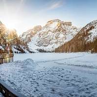 Pragser Wildsee Panoramablick auf die Berglandschaft und den zugefrorenen Pragser Wildsee in den italienischen Dolomiten bei einem kalten Wintersonnenaufgang