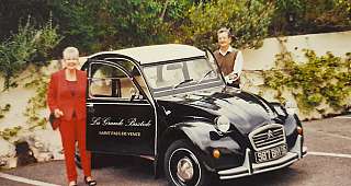  Gäste zusammen mit den 2 CV 
