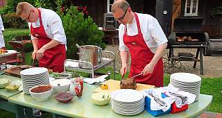 Essen wird auf einer Gartenparty serviert
