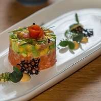 Saiblingstatar mit Avocado und Kokos