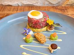 Chalet am Kiental Tatar vom Andechser Weiderind Chalet am Kiental Tatar vom Andechser Weiderind