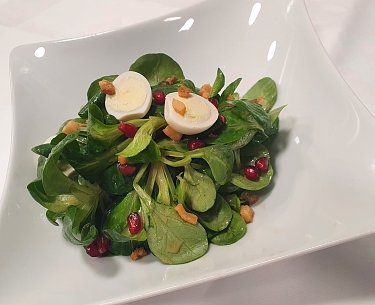 Nüsslisalat mit Lychee-Marroni Dressing, Ei und Lardo-Croutons