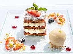 Vully Rhabarber Mille-Feuilles Amaretto-Eis  Vully Rhabarber Mille-Feuilles Amaretto-Eis