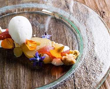 Nidletäfeli Glace mit Aprikosen-Rosmarin Kompott  Nidletäfeli Glace mit Aprikosen-Rosmarin Kompott