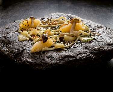 Qendelspätzle mit Birnenkompott und Münsterkäse Qendelspätzle mit Birnenkompott und Münsterkäse