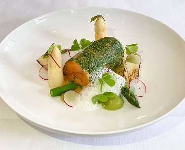 Fränkischer Spargel mit Seesaiblingsfilet, Saiblingskaviar, Sauerklee und Rapsöl 