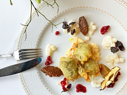 Goat&#039;s cheese praline baked in a vine leaf 