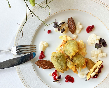 Ziegenkaese Praline im Weinblatt ausgebacken 