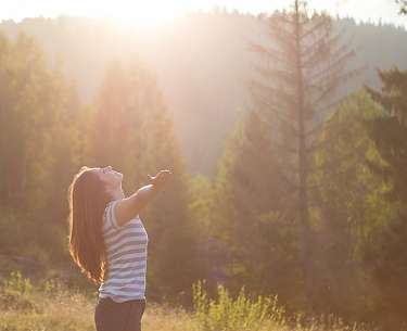 Atemübung Frau im Wald