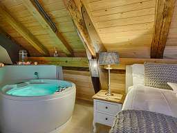 Hotel with Whirlpool in the Room