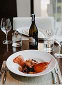 Lobstermenü Angerichteter Teller mit frischem Lobster und Wein