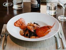 Lobstermenü Angerichteter Teller mit frischem Lobster und Wein