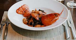 Angerichteter Teller mit frischem Lobster und Wein