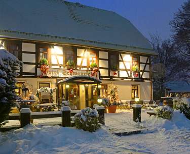 Romantik Hotel Schwanefeld im Winter Fachwerkhaus mit Schnee bedeckt
