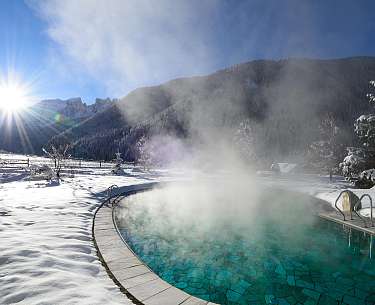Romantik Hotel Post Weisses Rössl Außenpool im Schnee