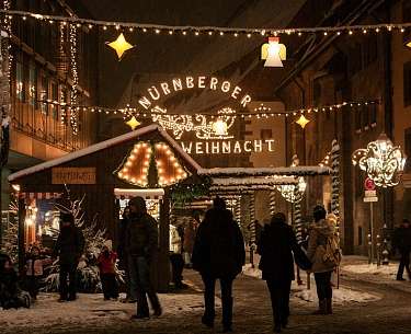 Nürnberger Weihnachtsmarkt Nürnberger Weihnachtsmarkt mit Lichtern am Abend