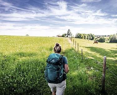 Wandertrilogie Allgaeu Wiesengaenger Kurz vor der Fatimakapelle nahe der Eingangsstele copyright Allgaeu GmbH Erika Duerr Wandertrilogie Allgaeu Wiesengaenger Kurz vor der Fatimakapelle nahe der Eingangsstele copyright Allgaeu GmbH Erika Duerr