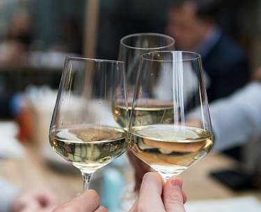 Feiern Feiern mit einem Glas Wein