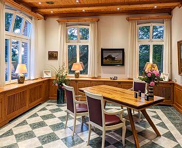 Trauzimmer Alte Malschule Trauzimmer mit Fenster, Tisch und Stühle