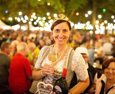 Weinfest Frau auf dem Weinfest Volkach