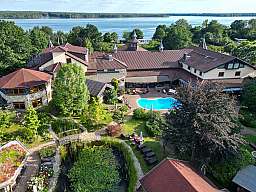 blick ueber wellnessgarten zum sentenberger see.jpg compressed
