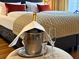 flasche michels haussekt im zimmer