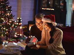 fotolia 72694382 l paar weihnachten weihnachtsbaum paeckchen