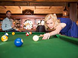 frau spielt billard v2