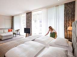 Hotelzimmer-Luxus-Hotelfachfrau