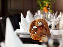 Ein Teddybär auf dem Tisch Ein Teddybär auf dem Tisch