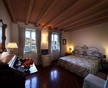 Deluxe Zimmer mit Seeblick Romantik Hotel Relais Mirabella Iseo Deluxe Zimmer mit Seeblick Romantik Hotel Relais Mirabella Iseo