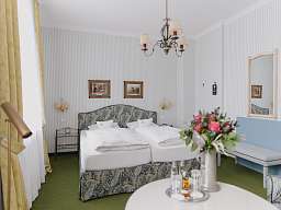 0072_Business_HotelPost_11102024