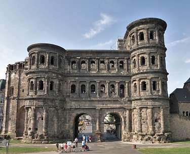 Trier Blick auf die Porta Nigra in Trier